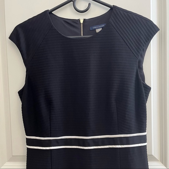 🌴Tommy Hilfiger Women's Black with White Belt Sheath Dress Size 10 - Picture 4 of 8